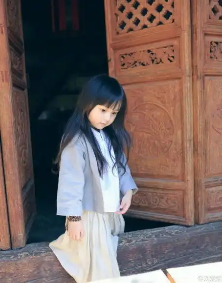 超萌小萝莉刘楚恬演绎汉服古风走红网友最后一次叫韩寒岳父
