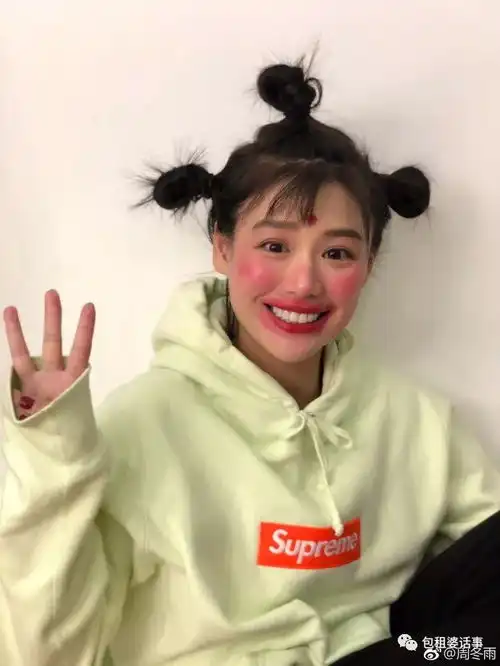 为马思纯敲锣打鼓庆生的周冬雨,可能是最令人羡慕的小花了
