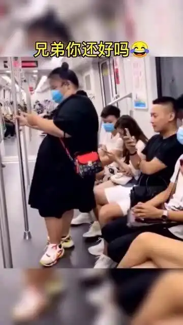 让你不让座,看我泰山压顶,胖妞太牛了
