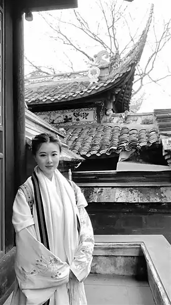 表情曾经穿在深闺如今红遍大街汉服为啥这么热...表情
