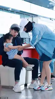 周一围朱丹带女儿现身超和谐
