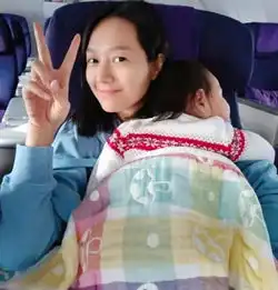 朱丹优雅外出女人味十足,戴夺目钻戒与周一围隔空秀恩爱
