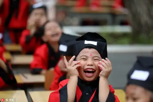 小学生穿汉服参加新学期开笔礼有笑有哭成表情包

