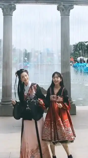 两个汉服小姐姐跳画龙舞,表情太可爱了,小姐姐是什么状态呢
