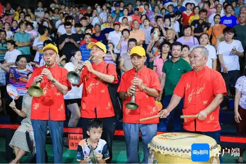 组图海南村va比赛热火朝天观众敲锣打鼓摇旗助威热血沸腾
