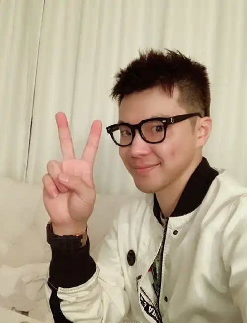 崔永元微博深夜晒正在报案黄毅清呛声被派出所传唤了
