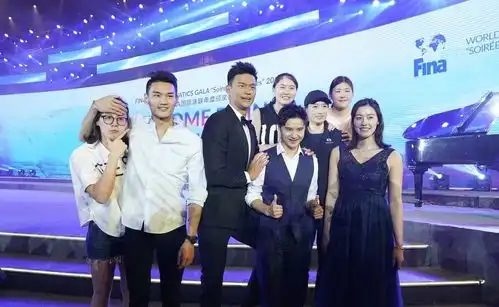 孙杨训练被晒黑不动简直是蜡像,合照傻笑成表情包
