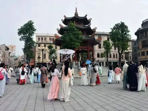 汉服社日渐壮大,购买力增长汉服热出圈了
