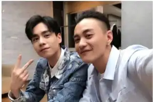 黄金配角终于熬成影帝,事业爱情双丰收,老婆朱丹名气比他大
