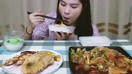 吃播气气小姐姐又吃麻辣香锅,小表情怎么回事
