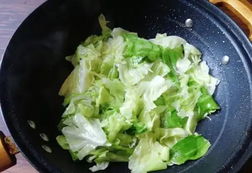 包菜还可以这样做,比手撕包菜还香,特别下饭,吃一口就停不下来
