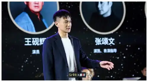朱丹事件后周一围现身,穿白t套深色西装,表情严肃显无奈
