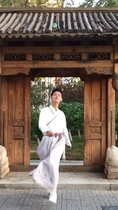 这位小哥哥是不是疯了,穿着汉服做这么娇羞的表情,也是醉了
