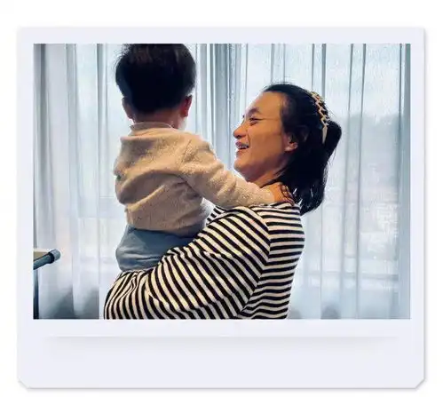 笑不活了周一围朱丹女儿面试公立小学,紧张到牵手,朱丹太憔悴
