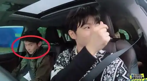 王俊凯朝车外比心,对面人大有来头,连董子健表情都变得微妙起来
