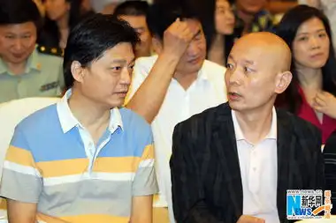 葛优表情卖萌可爱崔永元邓超热聊不顾旁人
