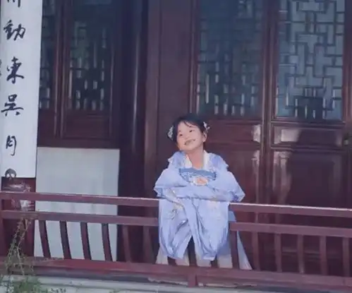 包贝尔老婆晒女儿近照,6岁饺子穿汉服卖萌,豁牙灿笑越来越可爱
