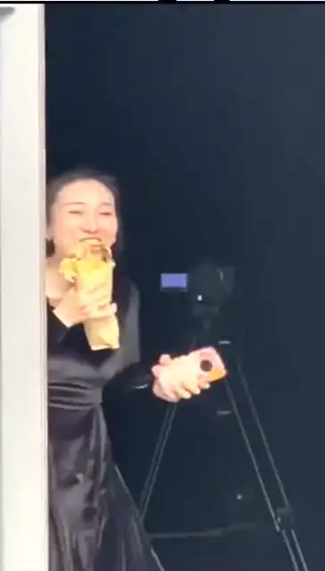 一不小心拍下了美女吃面包的表情
