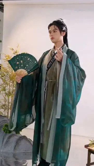 表情自然,眼神犀利,你已经是个成熟的汉服模特了
