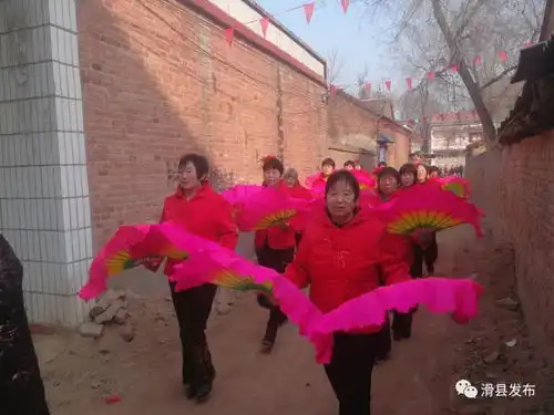 老爷庙乡敲锣打鼓重表彰道德模范美名扬
