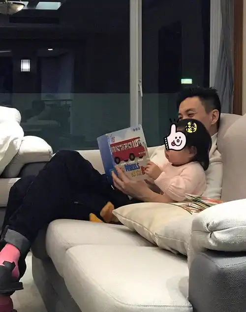 朱丹带女儿逛超市,小小丹有模有样学擦地,周一围夫妻太会教娃了
