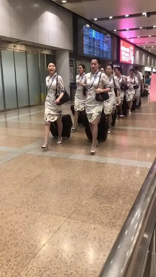 空姐来了,注意队形下了飞机表情就放松多了
