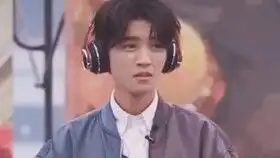 王俊凯表情好可爱啊就像一只小猫被人踩了尾巴惊恐表情,超萌
