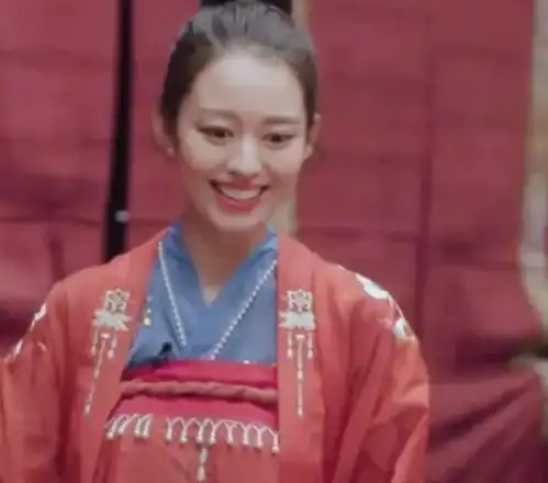 吉娜第一次尝试汉服,当换完装精彩出镜后,金瀚的眼神就移不开了
