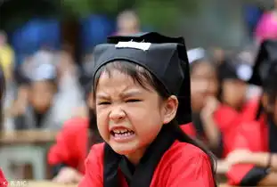 小学生穿汉服参加新学期开笔礼有笑有哭成表情包
