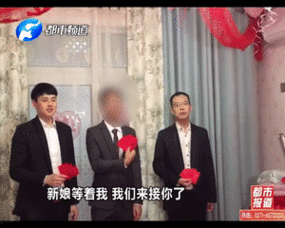婚礼当天婚车集体罢工要加钱夫妻无奈打车去酒店
