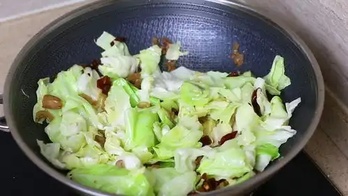 大厨为你解密手撕包菜为什么那么好吃必须掌握其中几个技巧
