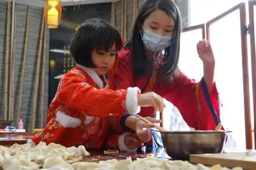 穿汉服写福字包饺子,石外外教感受传统中国年
