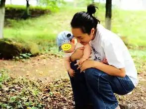 夫妻相朱丹晒带女儿逛公园照撞脸老公周一围
