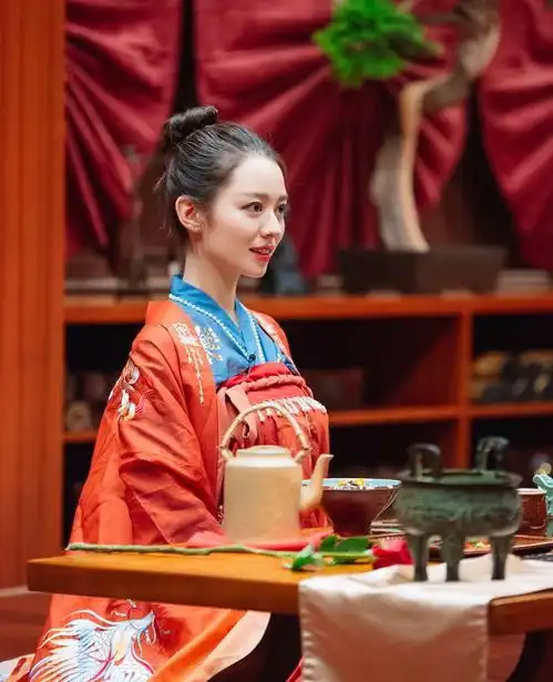 本以为吉娜穿汉服倾国倾城,看到蔡少芬穿上后,才知啥叫母仪天下
