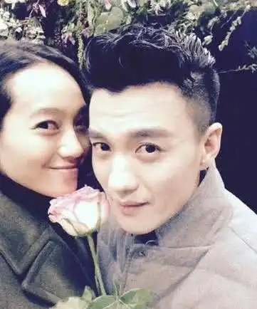 朱丹难得秀恩爱,女儿坐在周一围肩膀上,画面温馨有爱
