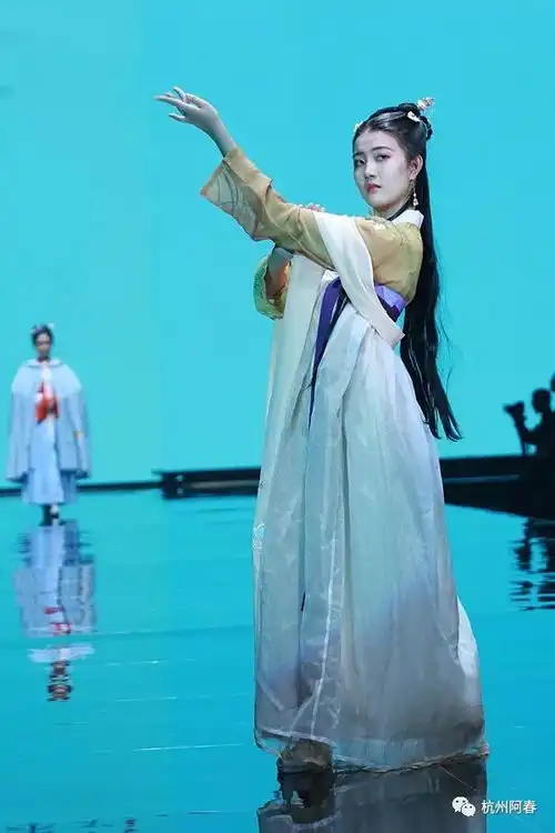 华裳九州国风动起来2018华裳秀典国风时装秀之上
