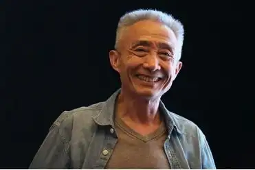 可可爱爱76岁教授激情指挥被拍出表情包,老教授们的激情正青春
