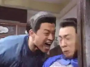 成都民警空手夺白刃,轻生女子崩溃你个骗子你个骗子
