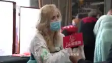 就地过年暖在身边穿汉服写福字包饺子,外籍教师感受传统中国年
