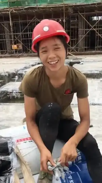 最近这个视频火了,工地上的这一幕让人不禁泪奔了
