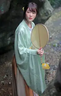 留起长发的徐娇还是汉服控,搭配现代包古今结合厉害了
