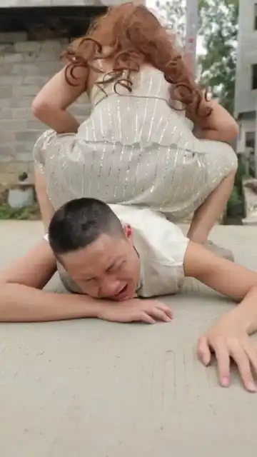泰山压顶,敢跟老娘斗的下场

