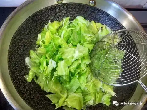卷心菜这么做,鲜嫩爽脆,营养美味,一大盘都不够吃
