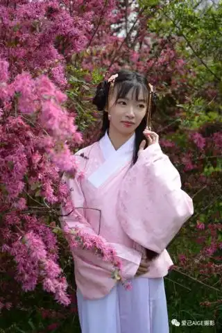春天百花开,汉服拍起来
