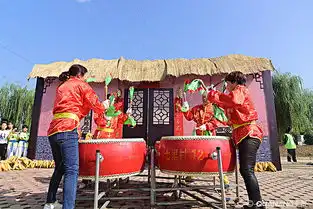 敲锣打鼓
