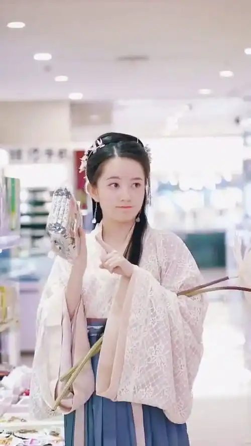 有一点点像张雪迎的汉服美女,满脸都是表情包
