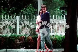 网曝周一围承认是朱丹男友二人当街激吻
