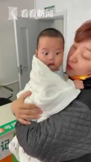 百天萌娃打疫苗听到哭声吓成表情包宝妈搞笑又心疼
