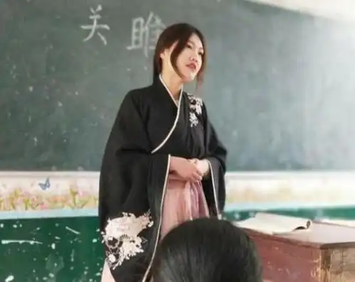 当90后当起老师,穿着汉服lolita教课,课件ppt被表情包霸占
