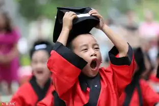 小学生穿汉服参加新学期开笔礼有笑有哭成表情包
